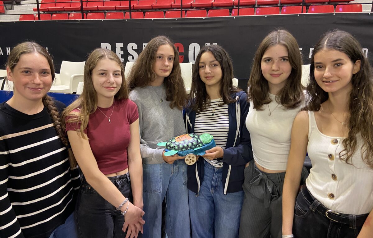 Lulia, Juliette, Fanny, Lily-Rose, Cassandre et Rose du collège Victor Consiédrant de Salins-les-Bains.  © Élodie R.