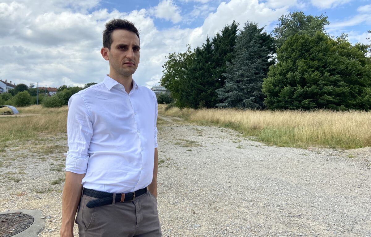 Aurélien Laroppe devant le lieu où sera implanté la future école Tristan Bernard. © Élodie R.