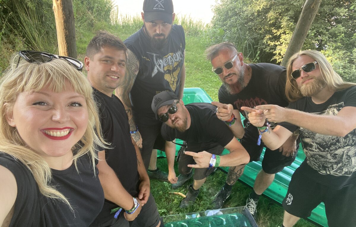 Alexane, journaliste pour maCommune.info et le groupe Alta Rossa aux Eurockéennes de Belfort 2025 : Antoine, Thomas, Jordan, Dess et Mathieu. © Selfie