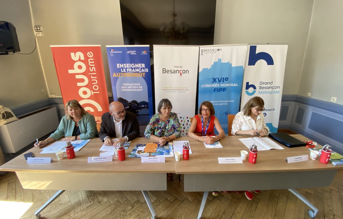 (De gauche à droite) Béatrix Loizon, présidente de Doubs Tourisme, Carlos Tabernero, président du CLA de Besançon, Anne Vignot, maire de Besançon, Viviane Youx, présidente de l'Association française des enseignants de français (AFEF) et Cynthia Eid, présidente de la Fédération internationale des professeurs de français (FIPF). © Alexane Alfaro