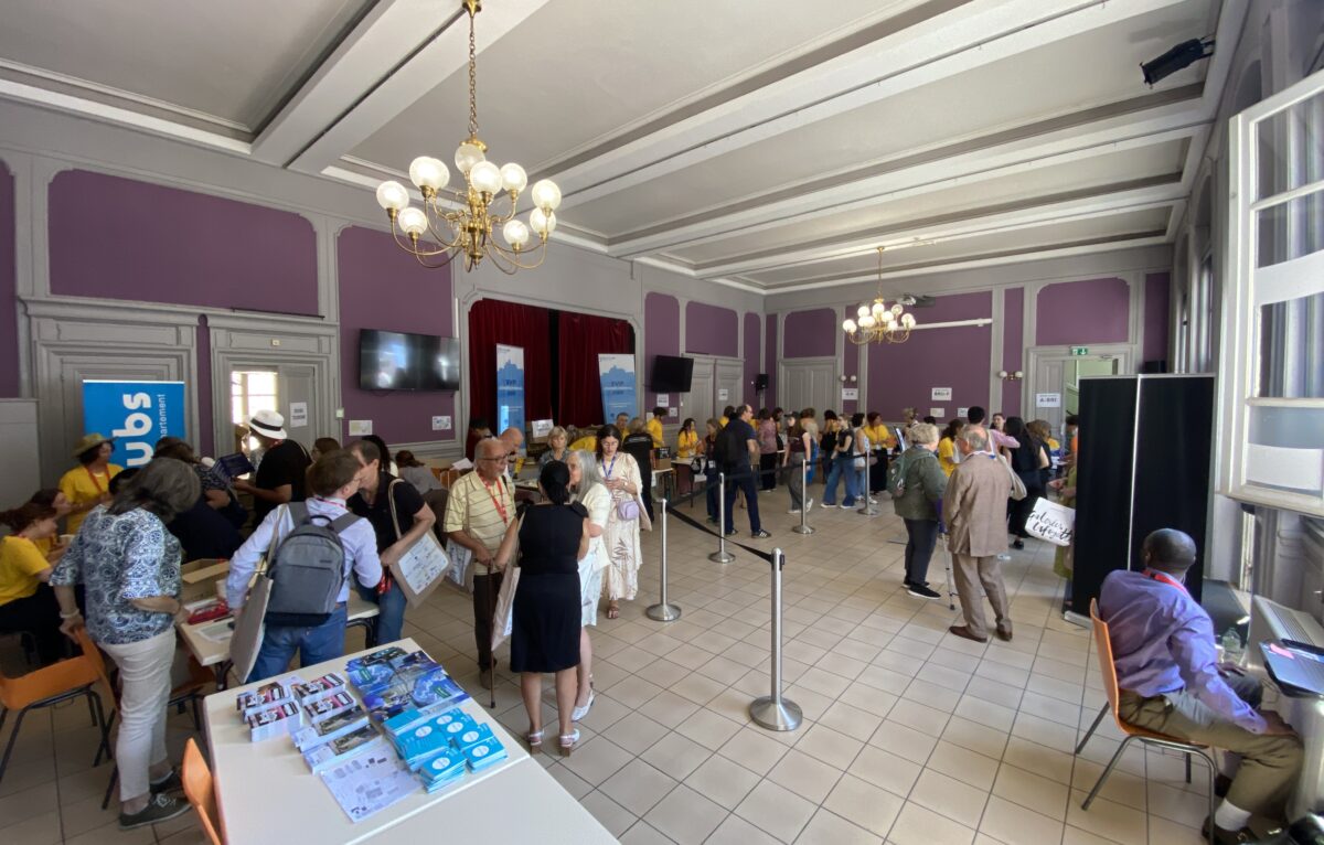 Les congressistes retirent leur pass pour accéder à l'ensemble des conférences, ateliers et autres visites. © Alexane Alfaro