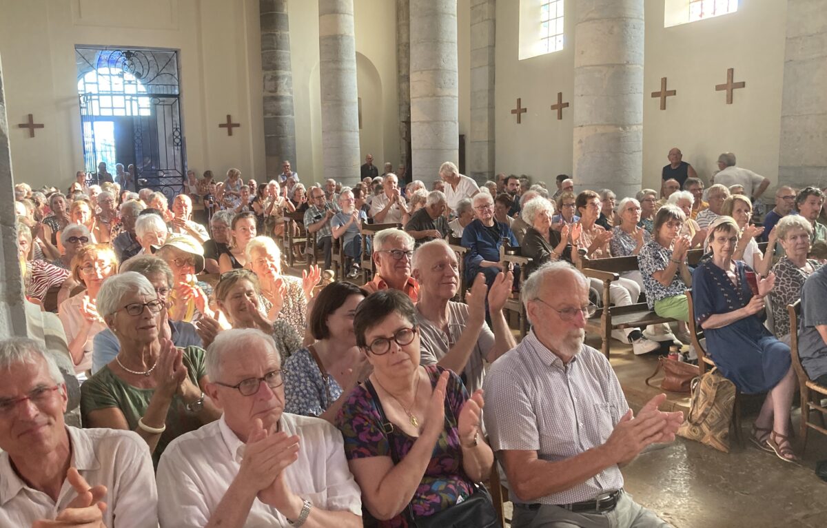 Les paroissiennes et paroissiens étaient nombreux pour accueillir l’orgue malgré la canicule. © Carvy