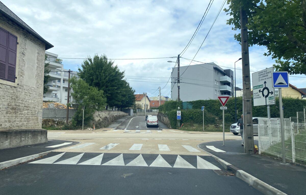 Réaménagement de la voirie. Intersection rue des Saulniers/route de Gray à Besançon. © Alexane Alfaro