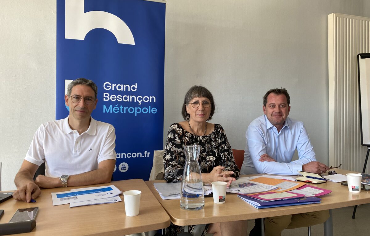 De gauche à droite : Stéphane Baudin, directeur adjoint Economie Emploi Enseignement au GBM, Anne Vignot, présidente de GBM et Bruno Favier, directeur de la technopole Temis. © Hélène Loget
