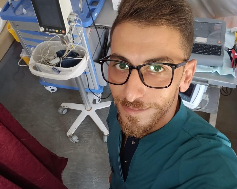 Ayman en tenue d'infirmier, sa profession. © Ayman