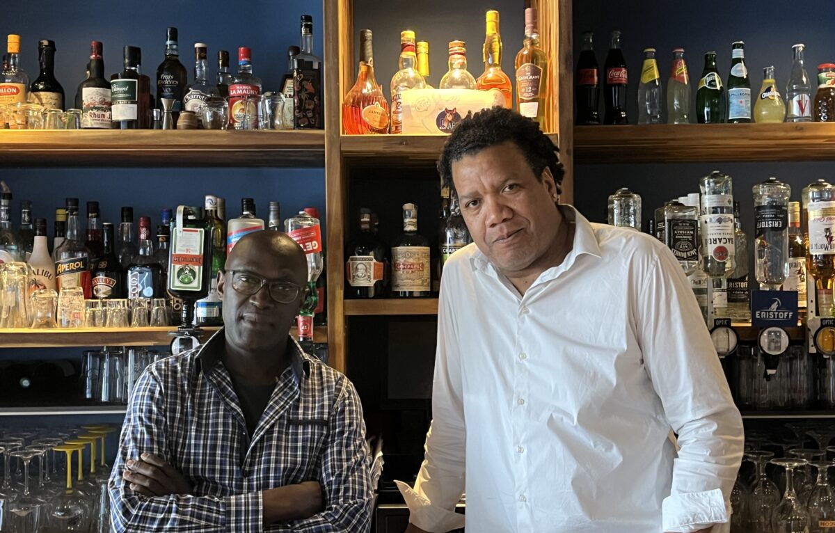 Jean claude et Maurice, gérants d'Okapi bar.  © Sacha B. 