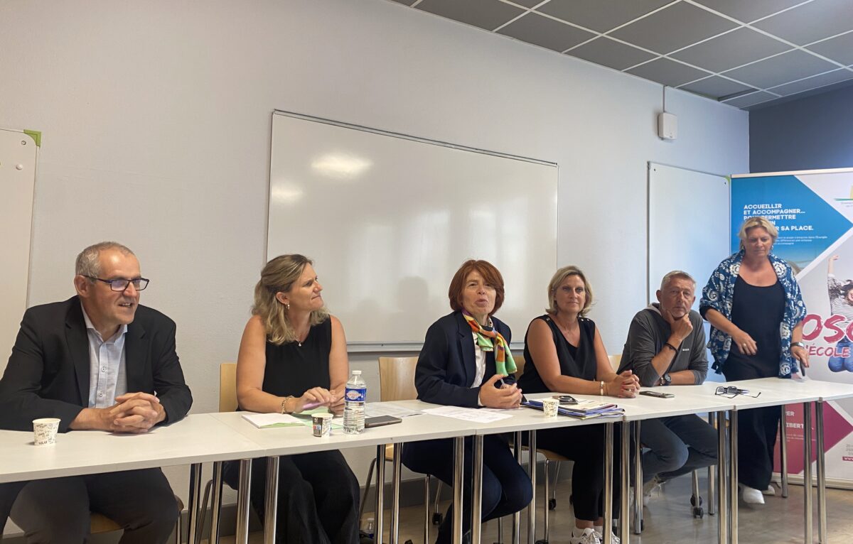 de droite à gauche : Sophie Hauguel, chef d’établissement de l’école Notre Dame -  Alexis Massart, chef d’établissement coordinateur de l’ensemble de l’institution Notre Dame Saint Jean - Aline Rostollan, chef d’établissement du collège Notre Dame - Mireille Besseyre, directrice de l’enseignement catholique de Franche-Comté - Noémie Chavanes, adjointe à la direction interdiocésaine de Besançon - Antoine Guinand, directeur du CFA excellence pro Franche-Comté à Besançon, rattaché à l’enseignement catholique de Franche-Comté
 © Salomé Fabre