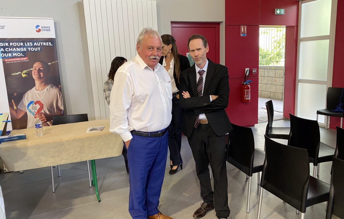 Jean-François Longeotn sénateur et Norbert Arnoult, représentant de la direction des services départementaux de l'Éducation nationale (DSDEN) © Hélène Loget