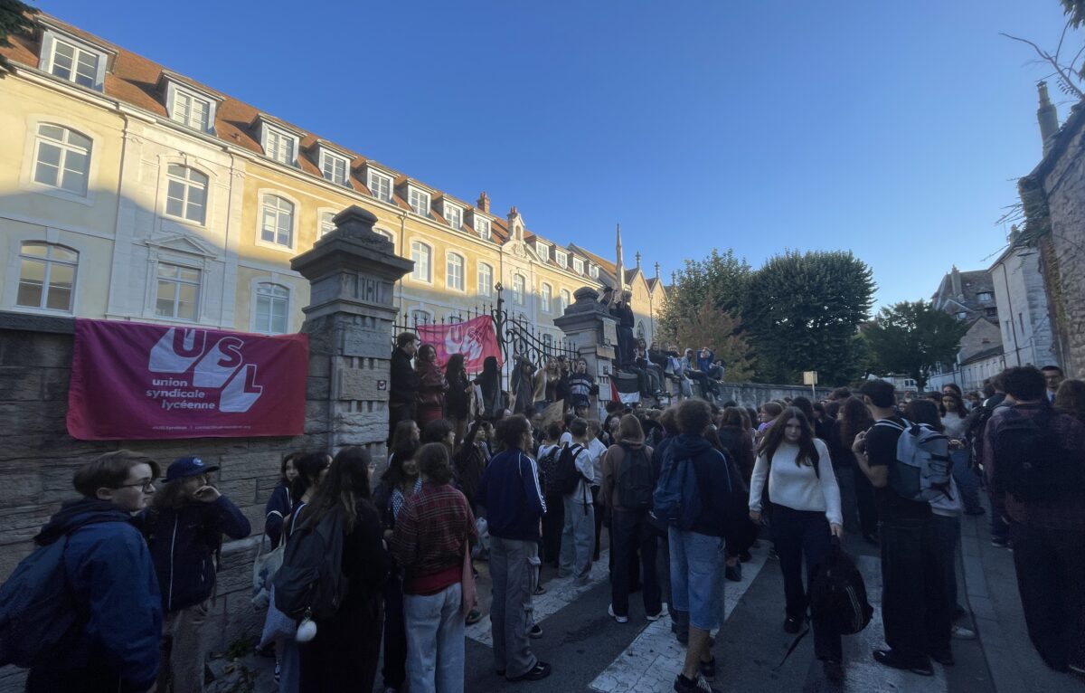 Blocage du lycée Pasteur ce jeudi matin. © Alexane Alfaro