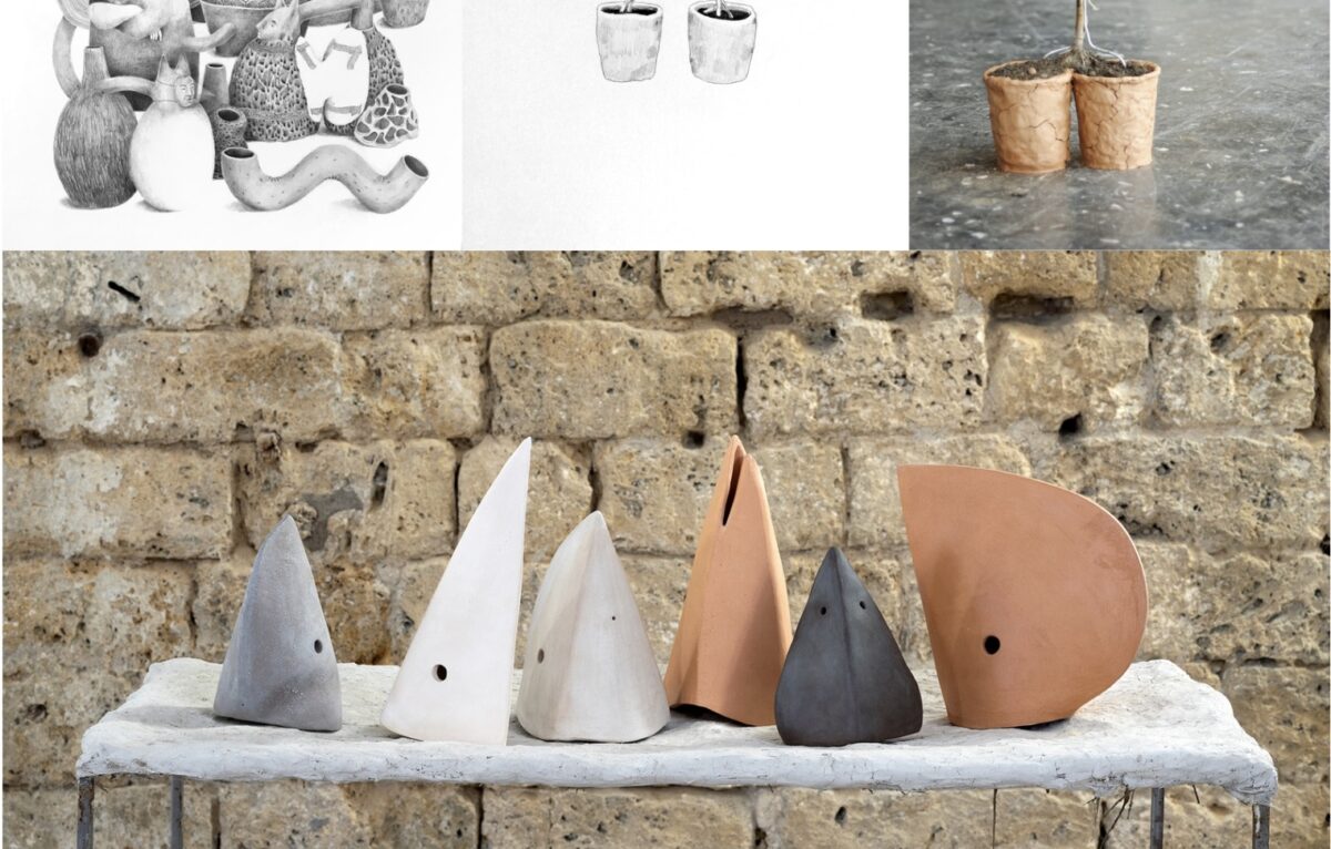 En haut à gauche : Carolina FONSECA. Cantimploras, Graphite sur papier, 60x40cm, 2023.
En haut milieu et droite : Carolina FONSECA. Gens de deux pays ou plus, Plante Ficus robusta vivante, Dimensions variables, 2018-
Photo prise par Carolina Fonseca
En bas : Carolina FONSECA. Charivari, Grès, dimensions variables, 2024.
Photo prise par Nicolas Waltefaugle lors de l’exposition Vol d'oiseau
 ©