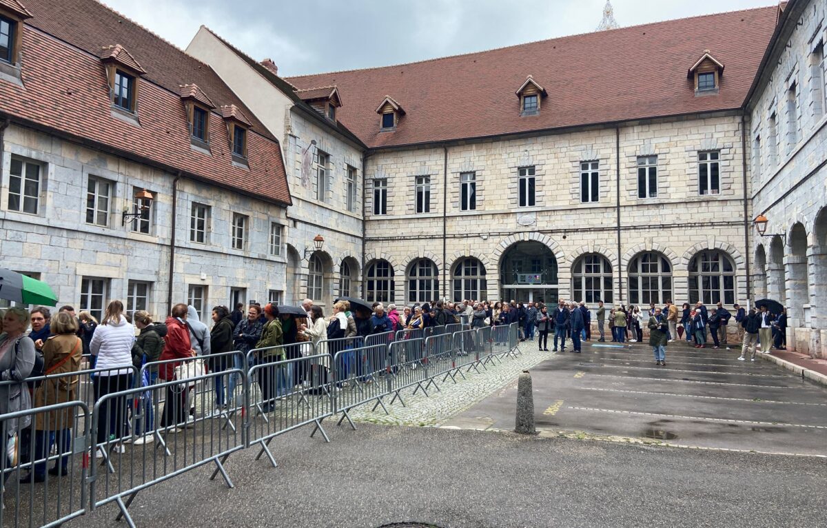 La foule massée ce lundi 22 septembre 2025 devant les portes du tribunal pour assister au premier interrogatoire de Frédéric Péchier.  © Élodie R.