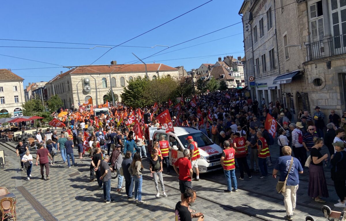 Dès 14h le tramway a bien eu du mal à se frayer un chemin parmi les manifestants. © Élodie R.