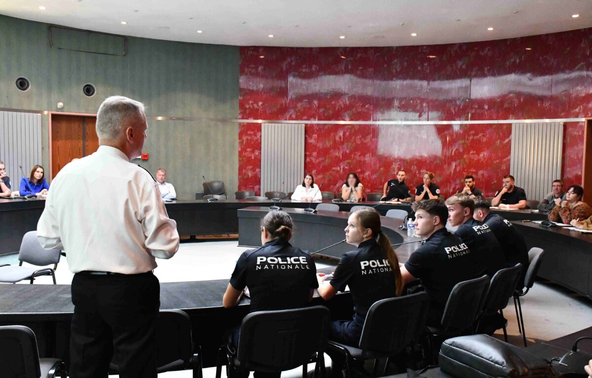 Laurent Perraud, directeur interdépartemental de la police nationale du Doubs a accueilli les nouveaux arrivant en leur présentant la DIPN © Police 25