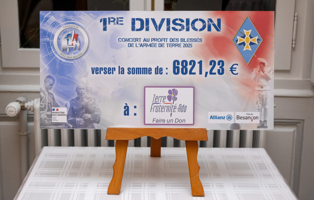 le 27 octobre 2025 à Besançon au quartier RUTY, le GBR HELLUY visite la garnison de besançon en vue de remplacer le GDI FAGUE commandant la 1re DIVISION. Le soir une soirée se déroule à l'hotêl de grand quartier général de Clévans pour la remise de chèque de terre fraternité et annoncer le départ du GDI FAGUE. © Armée de Terre