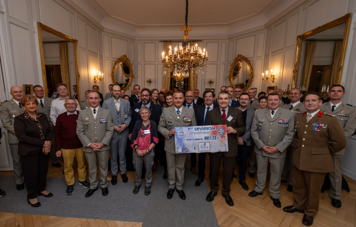 le 27 octobre 2025 à Besançon au quartier RUTY, le GBR HELLUY visite la garnison de besançon en vue de remplacer le GDI FAGUE commandant la 1re DIVISION. Le soir une soirée se déroule à l'hotêl de grand quartier général de Clévans pour la remise de chèque de terre fraternité et annoncer le départ du GDI FAGUE. © Armée de Terre