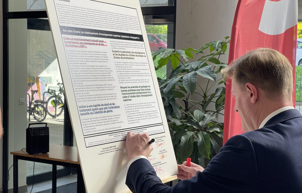 Hugues Daussy, président de l’UMLP signe la charte LGBT+ © Alexane Alfaro