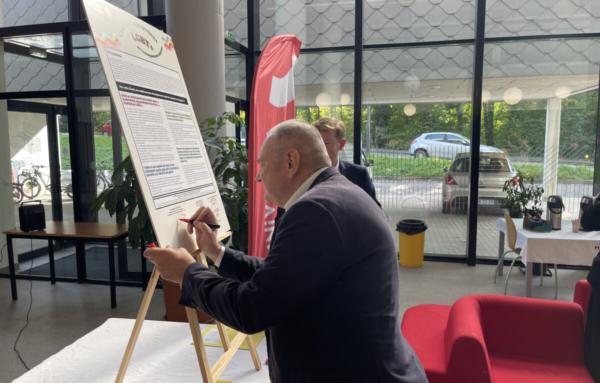 Christophe Berthier, secrétaire général de la Délégation Bourgogne–Franche-Comté signe la charte LGBT + © Alexane Alfaro