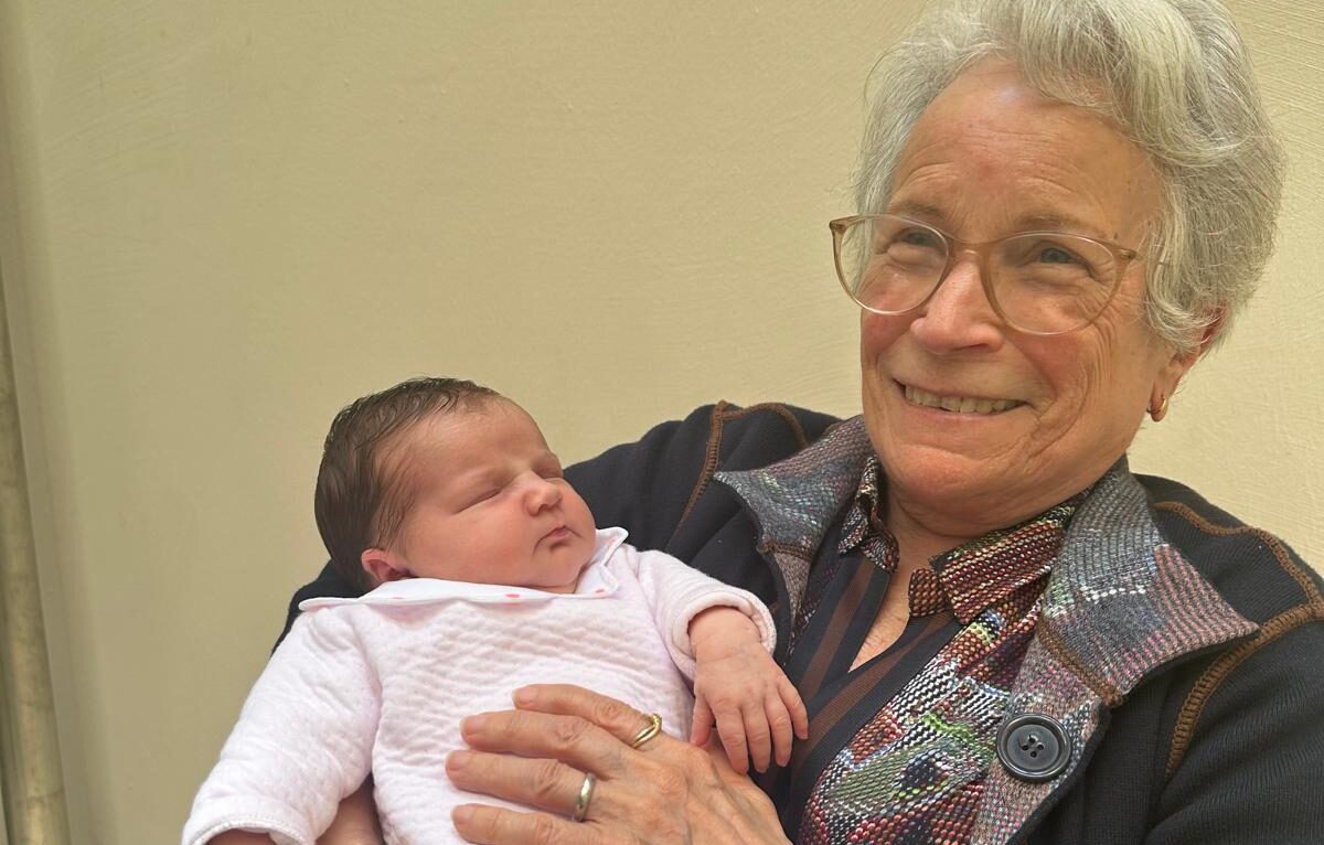 Eliane Regazzoni et son arrière-petite-fille Victoire (juin 2024). © Archives familiales