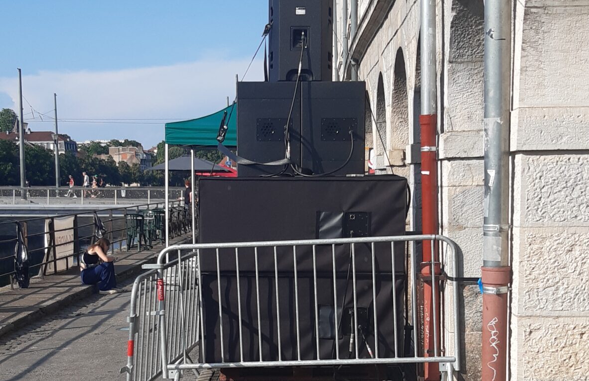 Enceintes installées sur la terrasse du Tandem le 21 juin 2025. © Collectif des Habitants Ulcérés par le Tintamarre