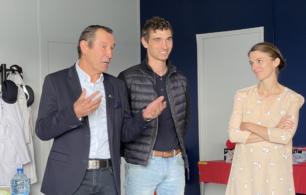 Eric Bonnefoy, agriculteur céréalier, fournisseur de Mondelez International à Besançon, son fils Baptiste et Laura Brandner, directrice de l'usine bisontine. © Alexane Alfaro