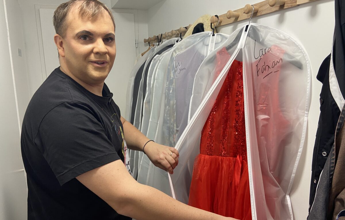 Aurélien Bulle nous dévoile quelques-uns des costumes du Rominoushow. © Élodie R.