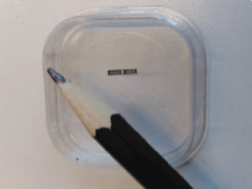 Le micromoteur à l’échelle réelle, à côté d’un crayon © Choice-Silmach