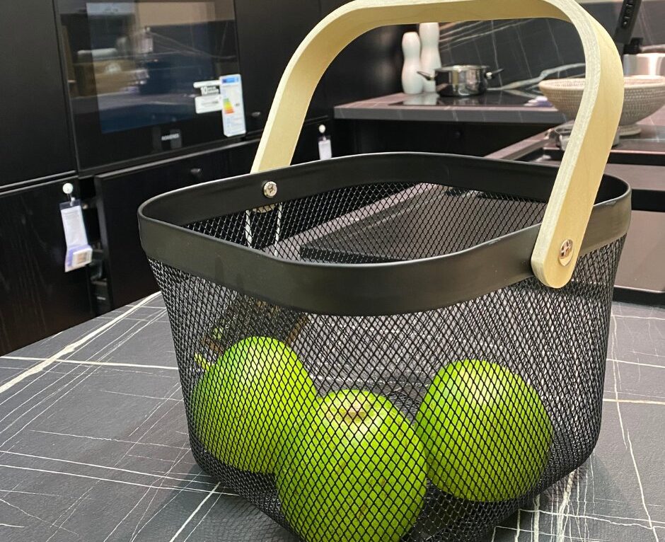 Panier carré en acier noir avec une anse en bois  © Leroy Merlin