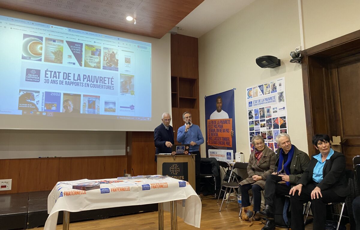 Gilles Christophe, président de la délégation du Secours Catholique en Franche-Comté et Antoine Aumonier, délégué du Secours Catholique dans la région, accompagnés de plusieurs bénévoles
 © Hélène Loget