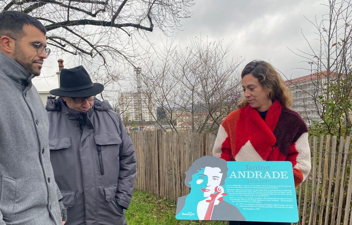 Le président de l'association Vivre aux Chaprais Claude Koesler, Jordan Lamahr Martins qui a suggéré à la Ville de Besançon le nom de Janine Andrade, Aline Chassagne © DR