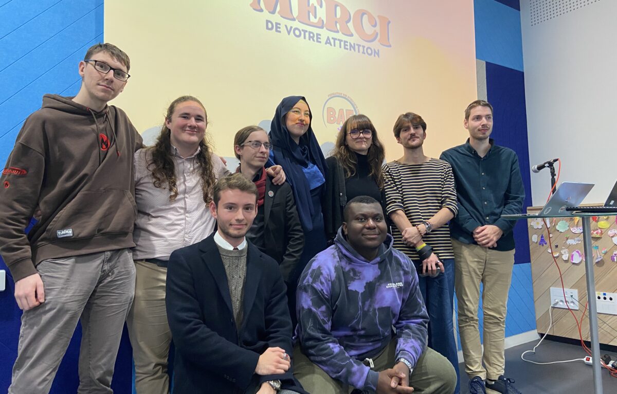 Marcelin Bonnet (2e à gauche), Valentin Enclos et Hajar Haftari entourés des autres membres de la BAF. © Élodie R.
