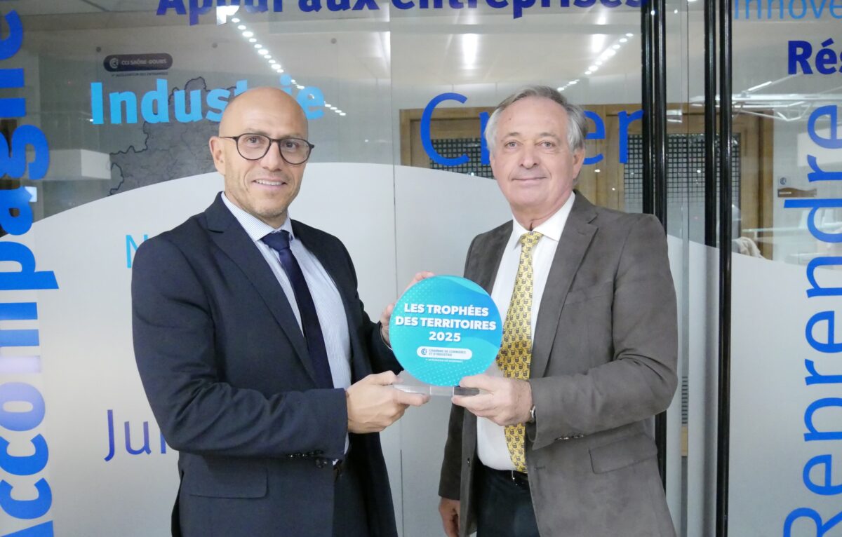 Ludovic FAGAUT (1er Vice-président du Département du Doubs en charge du retour à l’emploi, de l’insertion et de l’action sociale, représentant Christine BOUQUIN, Présidente du Département) et Jean- Luc QUIVOGNE (Président de la CCI Saône-Doubs) avec le Trophée des Territoires en main. © CCI Saône-Doubs