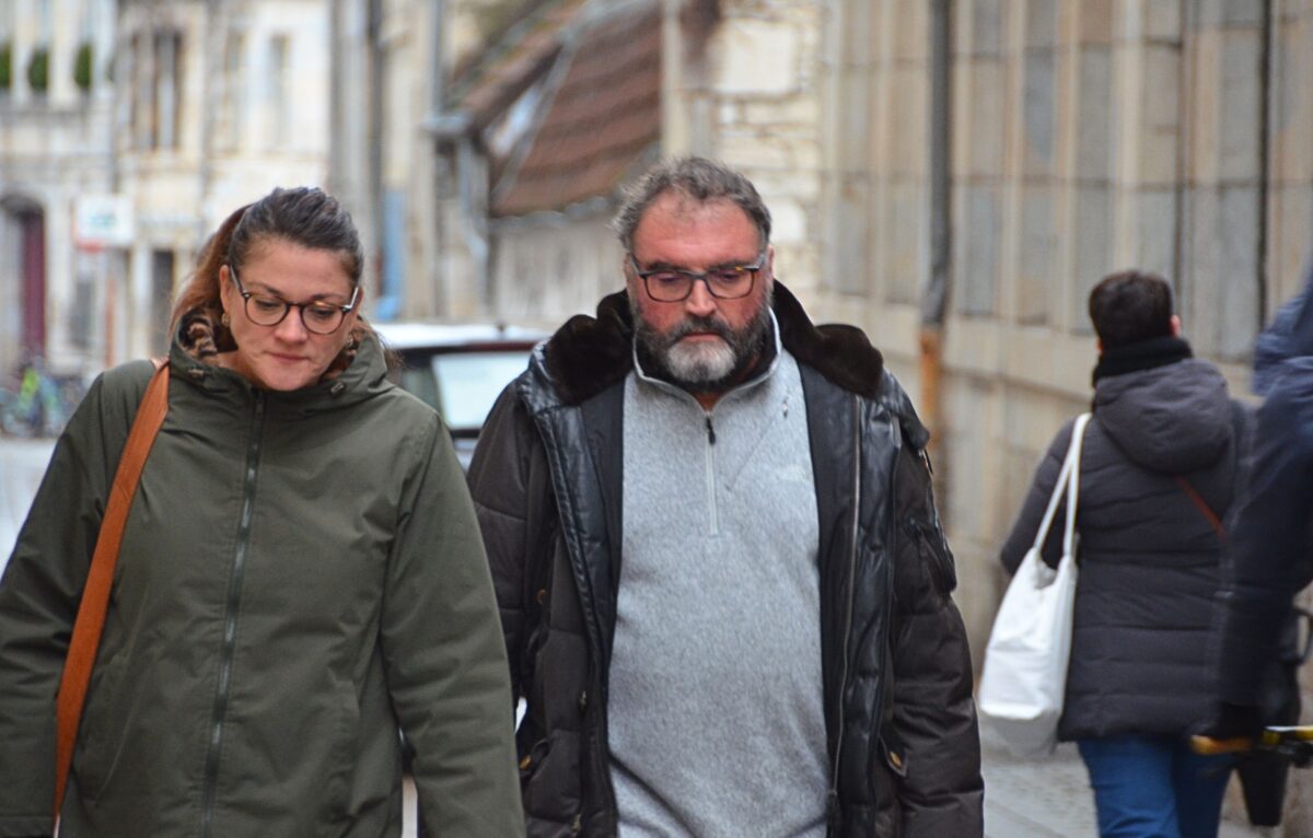 Frédéric Péchier et son avocate Julie Péchier.  © Élodie R.