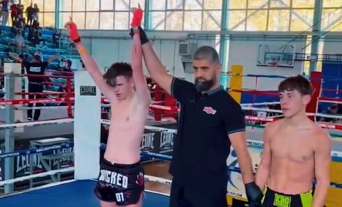 Maxence Ravier, désigné vainqueur de son combat qui fait de lui le champion du monde de K1 sur ring à Milan. © DR