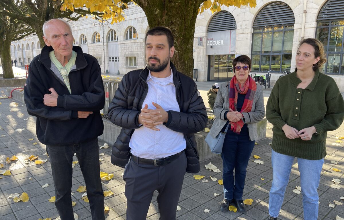 Gérard Monnier, membre du Parti communiste, Hasni Alem, chef de file du PCF pour les municipales 2026, secrétaire du PCF du Doubs et adjoint à la maire de Besançon, Evelyne Ternant et Aline Chassagne, adjointe à la maire de Besançon. © Alexane Alfaro