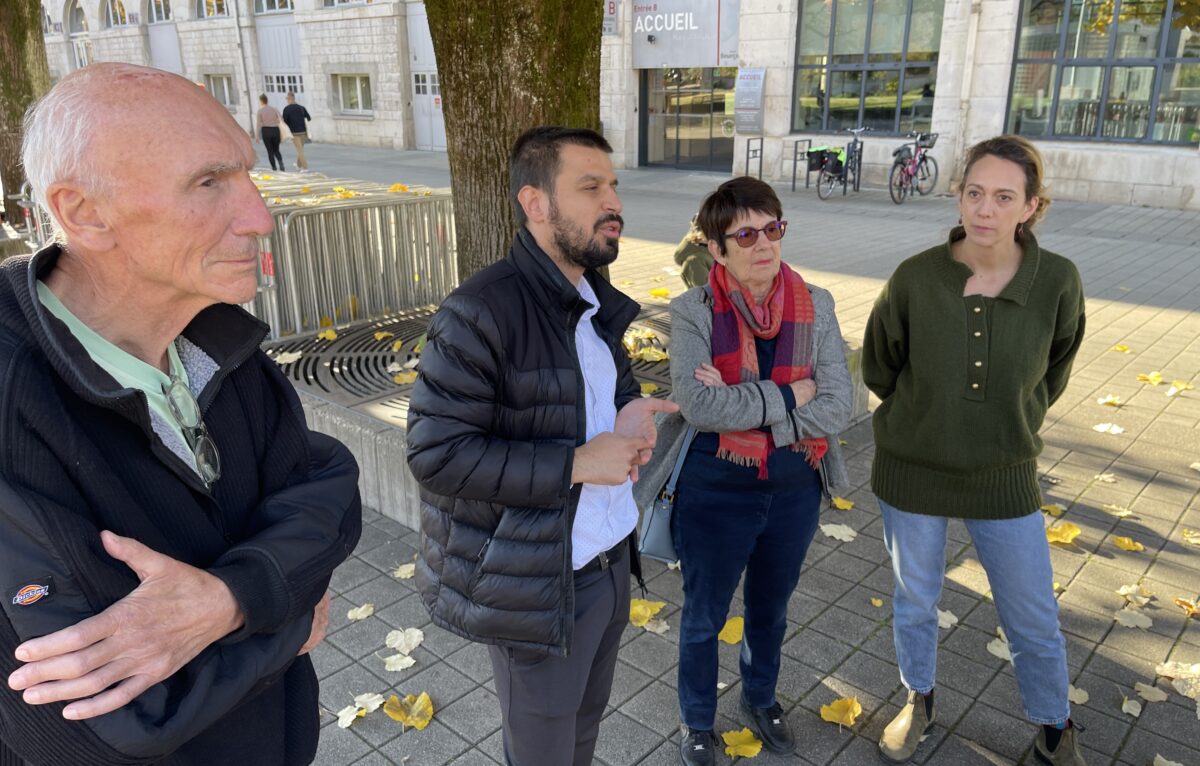 Gérard Monnier, membre du Parti communiste, Hasni Alem, chef de file du PCF pour les municipales 2026, secrétaire du PCF du Doubs et adjoint à la maire de Besançon, Evelyne Ternant et Aline Chassagne, adjointe à la maire de Besançon. © Alexane Alfaro
