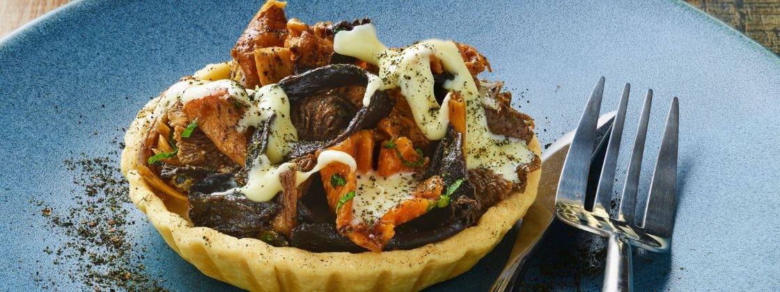 Une tartelette aux champignons et Mont d’Or, une recette proposée par les Produits Gourmands de Bourgogne-Franche-Comté. © DR