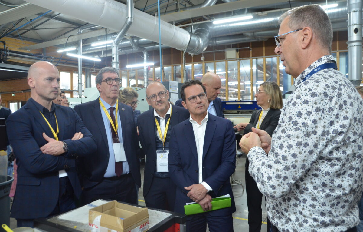 Arnaud Marthey (à gauche), président de l'agence économique régionale (AER), lors de la visite de l'usine Cryla à Besançon le lundi 3 novembre 2025 en compagnie du président de Région BFC Jérôme Durain (au centre).  © Élodie R.
