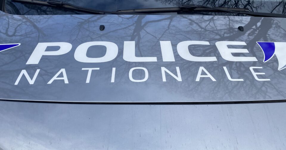 Besançon : un cambrioleur lui dérobe sa carte bleue, son chéquier et son passeport alors qu’elle se trouve chez elle