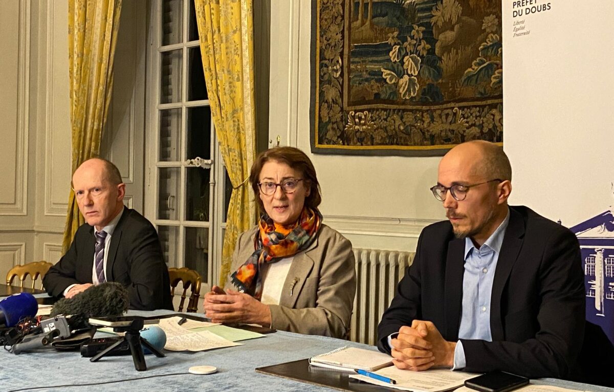Benoît Fabbri (DDT), Nathalie Valleix (secrétaire générale de la préfecture du Doubs) et Bruno Vincent (DDETSPP),  © Elodie Retrouvey