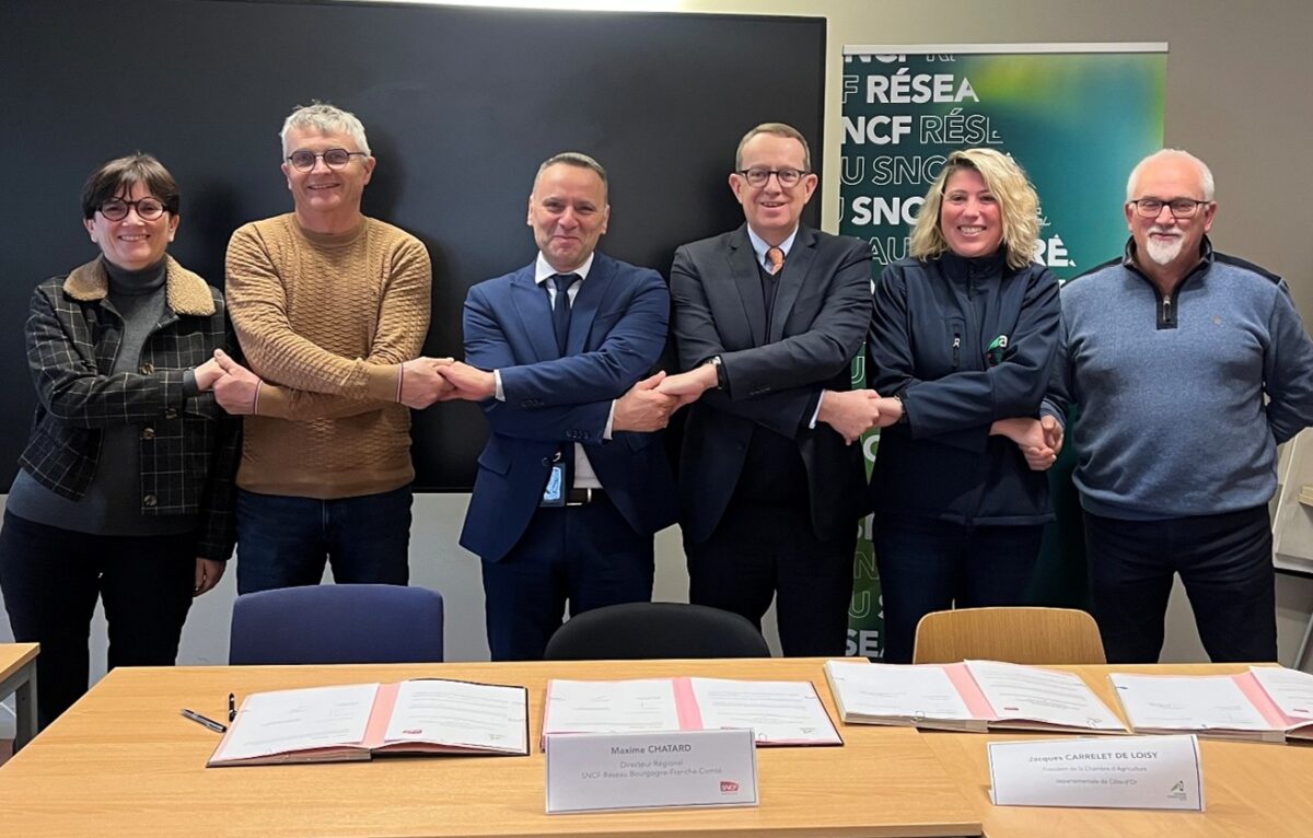 De gauche à droite: Véronique BON, Directrice du Pôle Développement Durable SNCF Réseau, Jean-Baptiste ALPY, Vice-Président de la Chambre d'Agriculture du Jura, Maxime CHATARD, Directeur Régional SNCF Réseau Bourgogne Franche-Comté, Jacques CARRELET De LOISY, Président de la Chambre d'Agriculture de la Côte-d'Or, Amélie BRISSON, Responsable de Service Élevage à la Chambre d Agriculture de la Nièvre, Pascal KOEHLY, * Vice-Président de la Chambre d'Agriculture interdépartementale du Doubs et du Territoire de Belfort. © SNCF Réseau