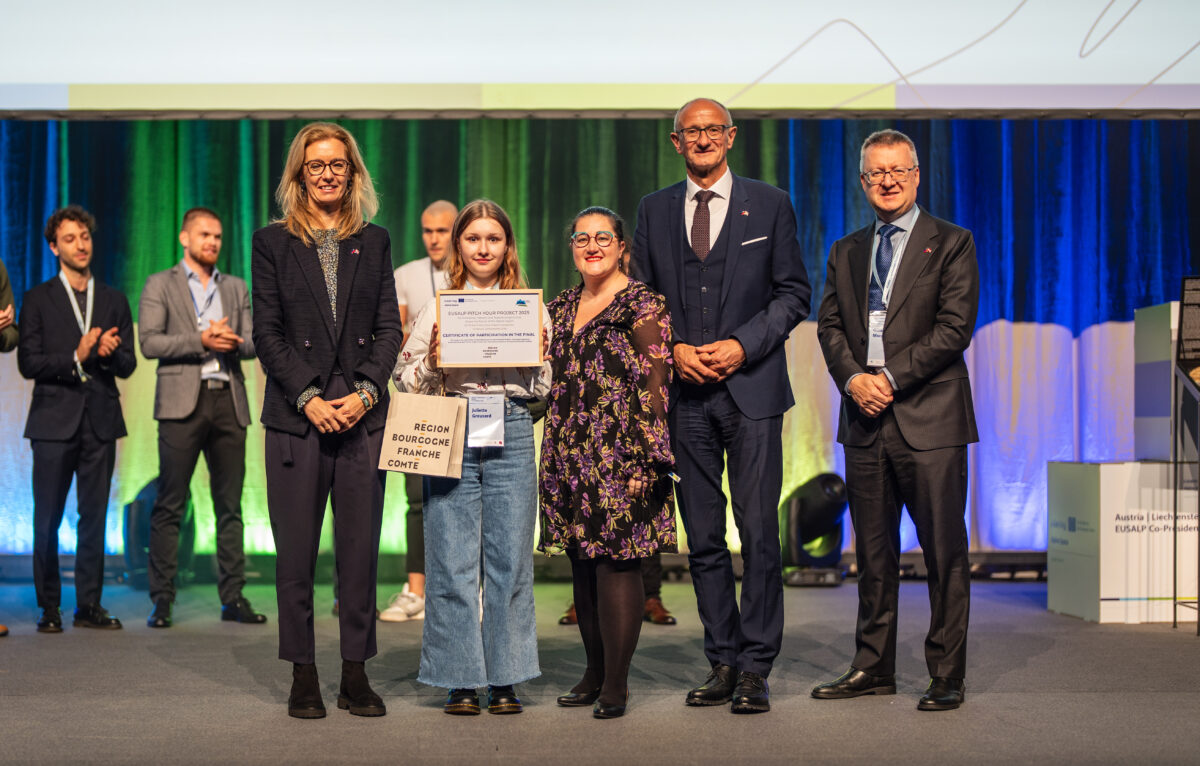 Valérie Pagnot, conseillère régionale déléguée aux coopérations transfrontalières, et la jeune bourguignonne-franc-comtoise porteuse du projet finaliste Civic’Quest. © Land Tirol-Fitsch