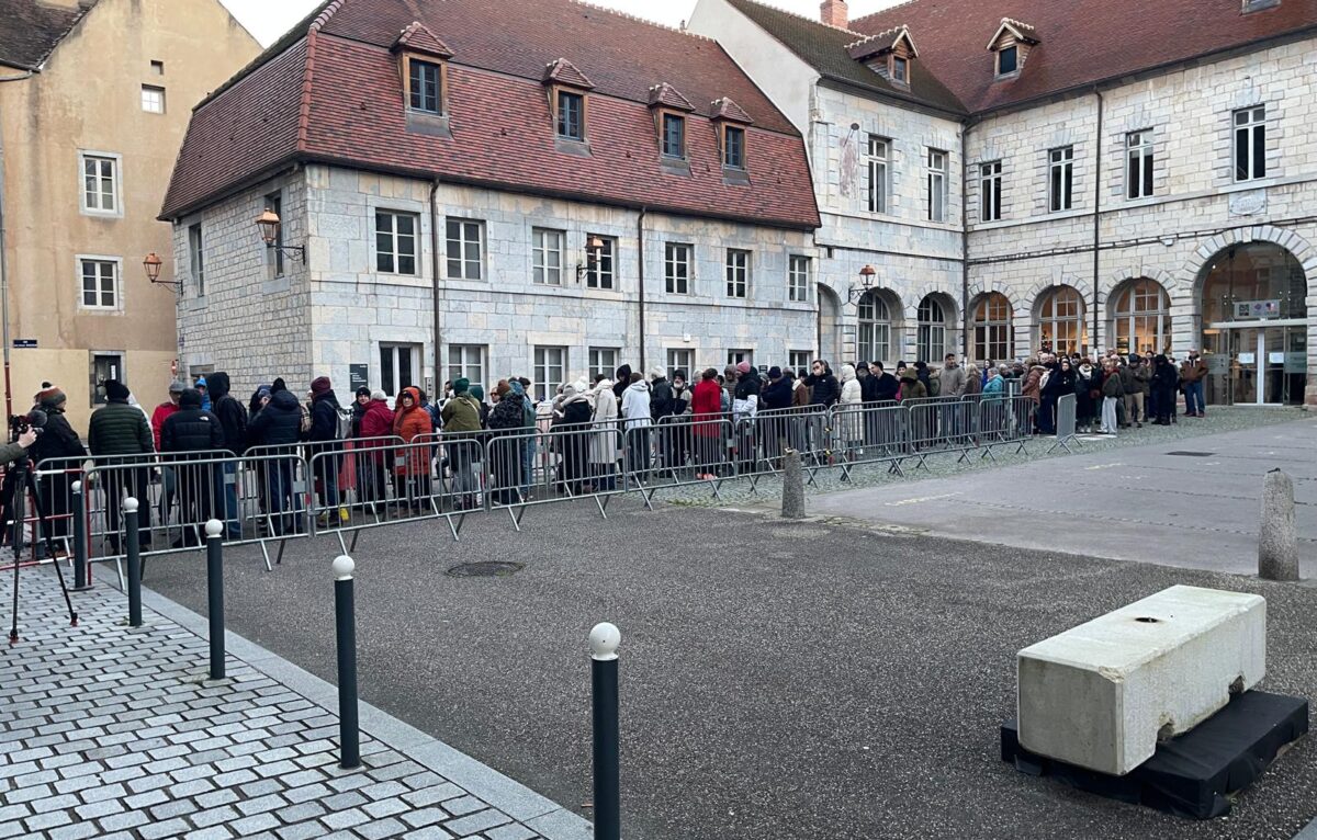 Lundi 15 décembre devant le palais de justice de Besançon pour le dernier jour de procès de Frédéric Péchier.  &copy; Alexane Alfaro