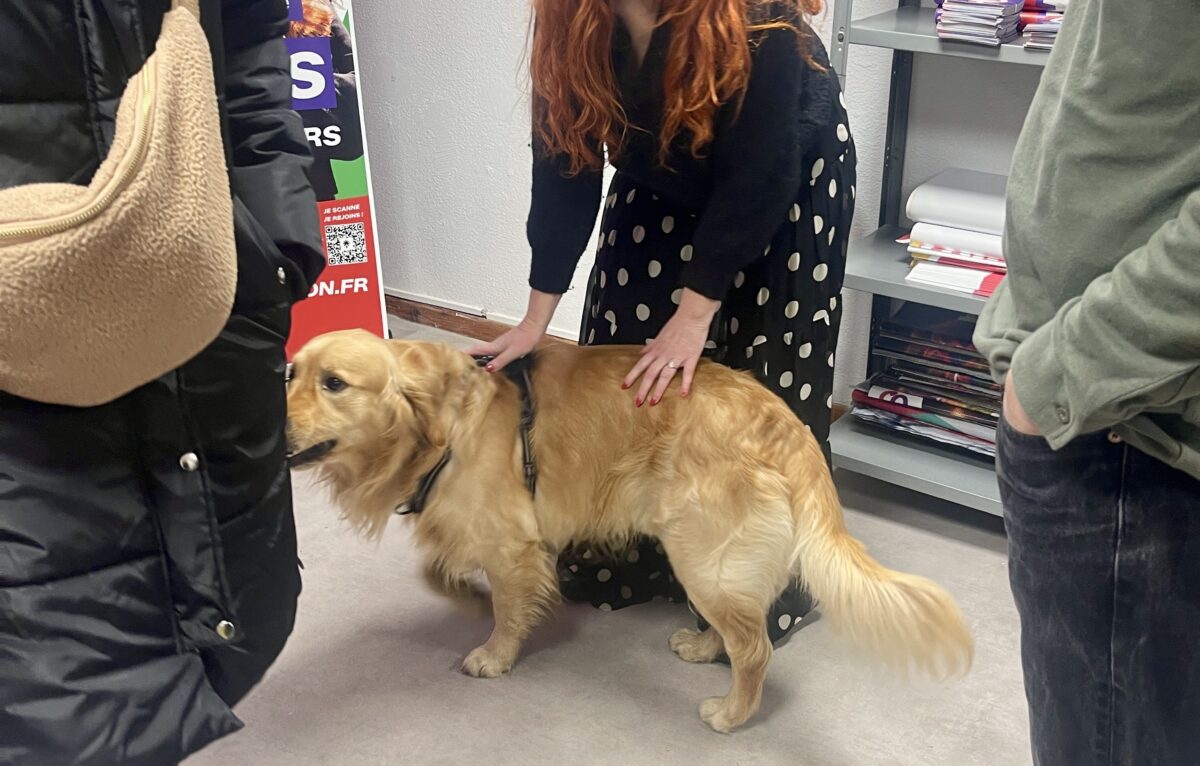 Séverine Véziès et son chien, mascotte de la campagne Goose. &copy; Alexane Alfaro