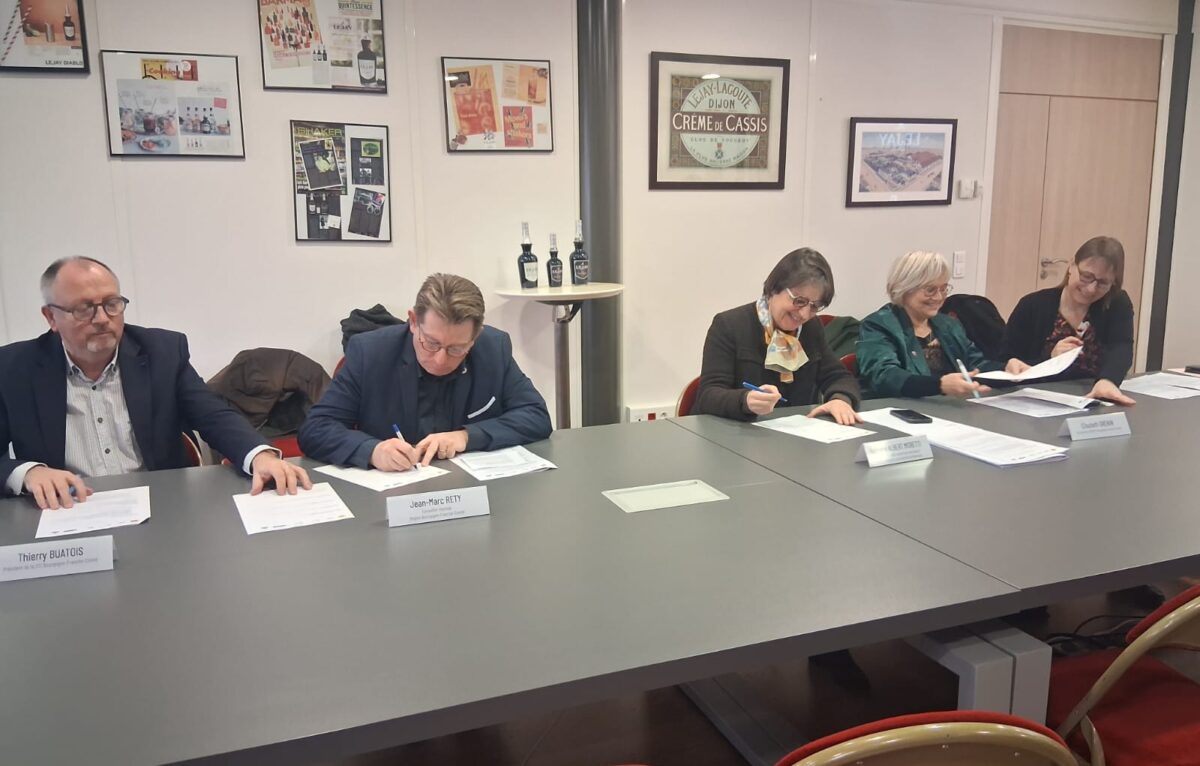 Signature de la convention régionale Stage en Bourgogne-Franche-Comté. &copy; Région BFC