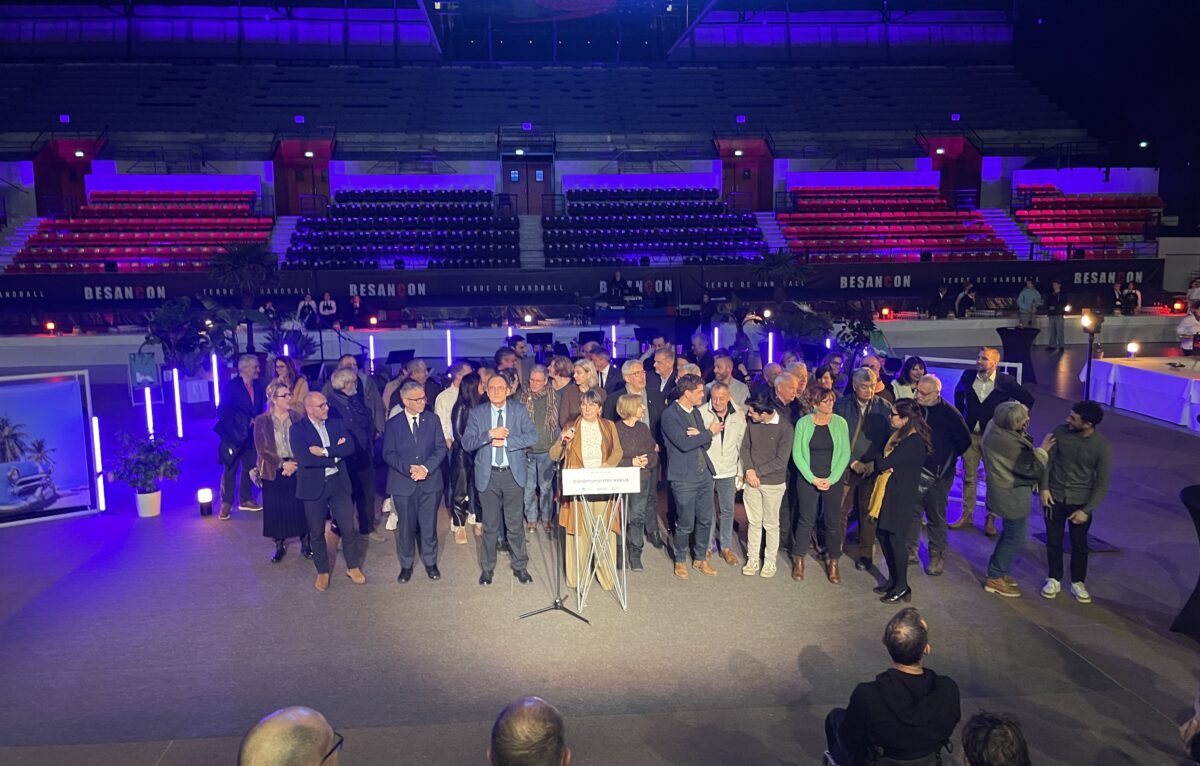 Anne Vignot entourée de membres du conseil municipal et du conseil communautaire présente ses voeux pour 2026. &copy; Alexane Alfaro