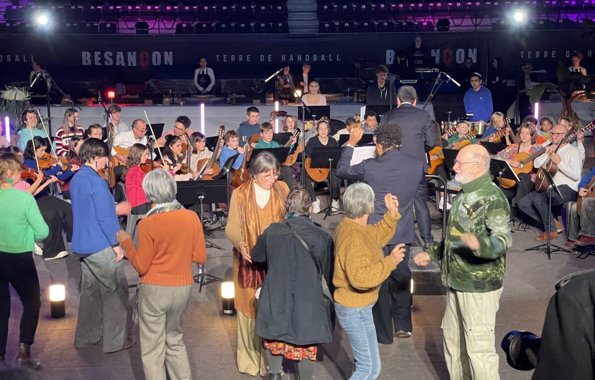 La musique cubaine a motivé quelques danseuses et danseurs dont Anne Vignot, qui s'est laissée tenter à faire quelques pas. &copy; Alexane Alfaro