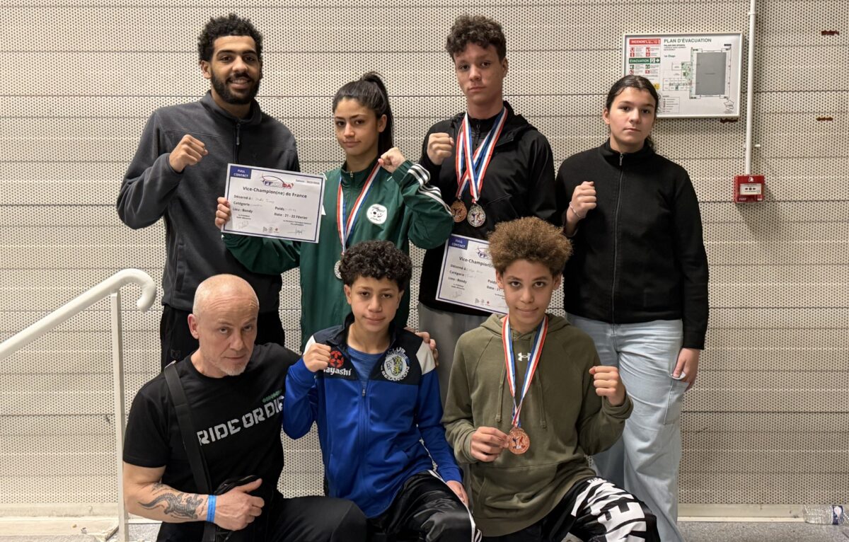 Francis Grandjean entouré des jeunes boxeurs bisontins.  &copy; Club Sauvegarde de Besançon