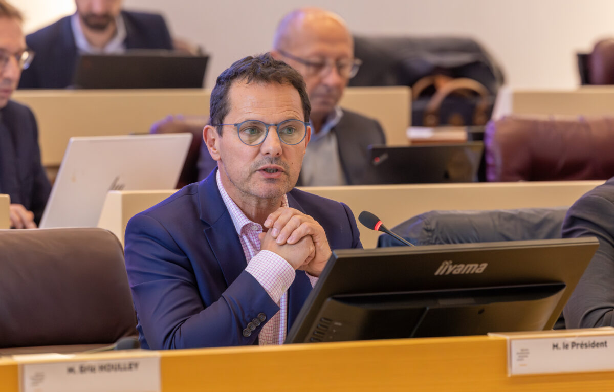 Jérome Durain présidant la Commission permanente de la Région Bourgogne-Franche-Comté. &copy; X. DUCORDEAUX