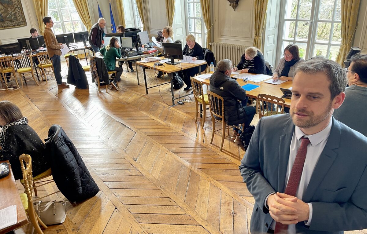 Le préfet du Doubs dans la salle d'enregistrement des candidatures aux élections municipales. &copy; Alexane Alfaro
