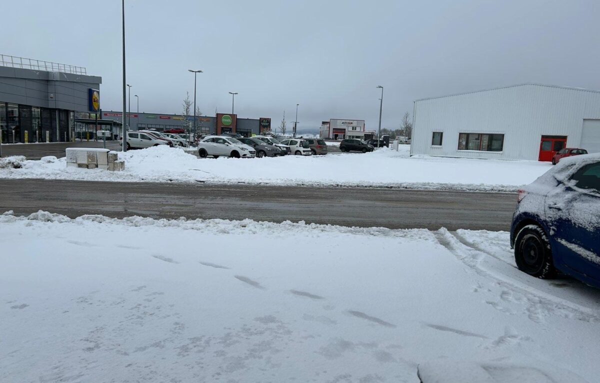 Ce jeudi 26 mars 2026 devant l'institut Grain de Beauté à Houtaud (Haut-Doubs) &copy; Alerte témoin / L.L